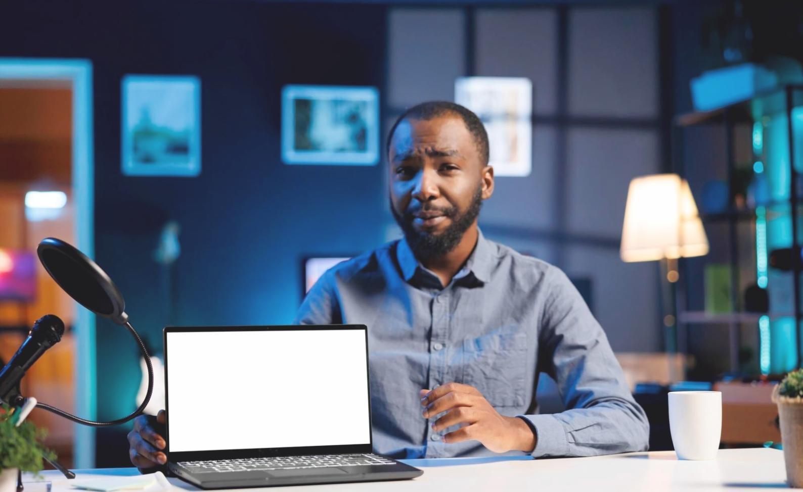 Aula attrezzata per il corso di montaggio video con postazioni di lavoro professionali